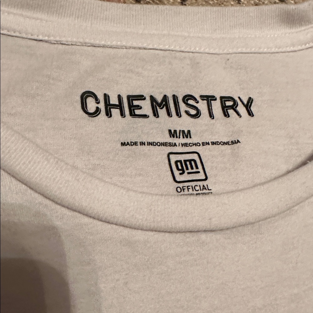 🚨SALE Chemistry White Graphic Tee 1977 Firebird medium - Picture 2 of 3